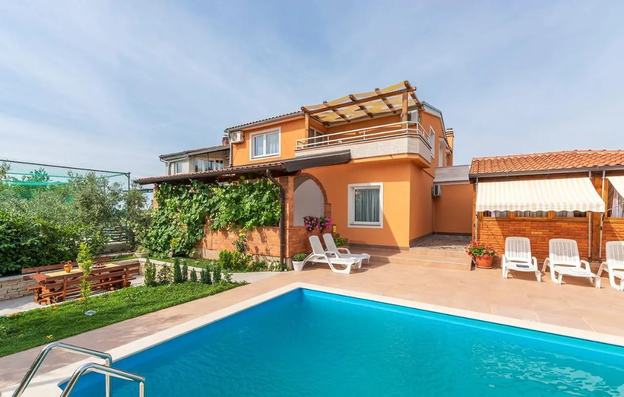 Apartment Complex Villa Visnjan With Pool 3*,  كرواتيا